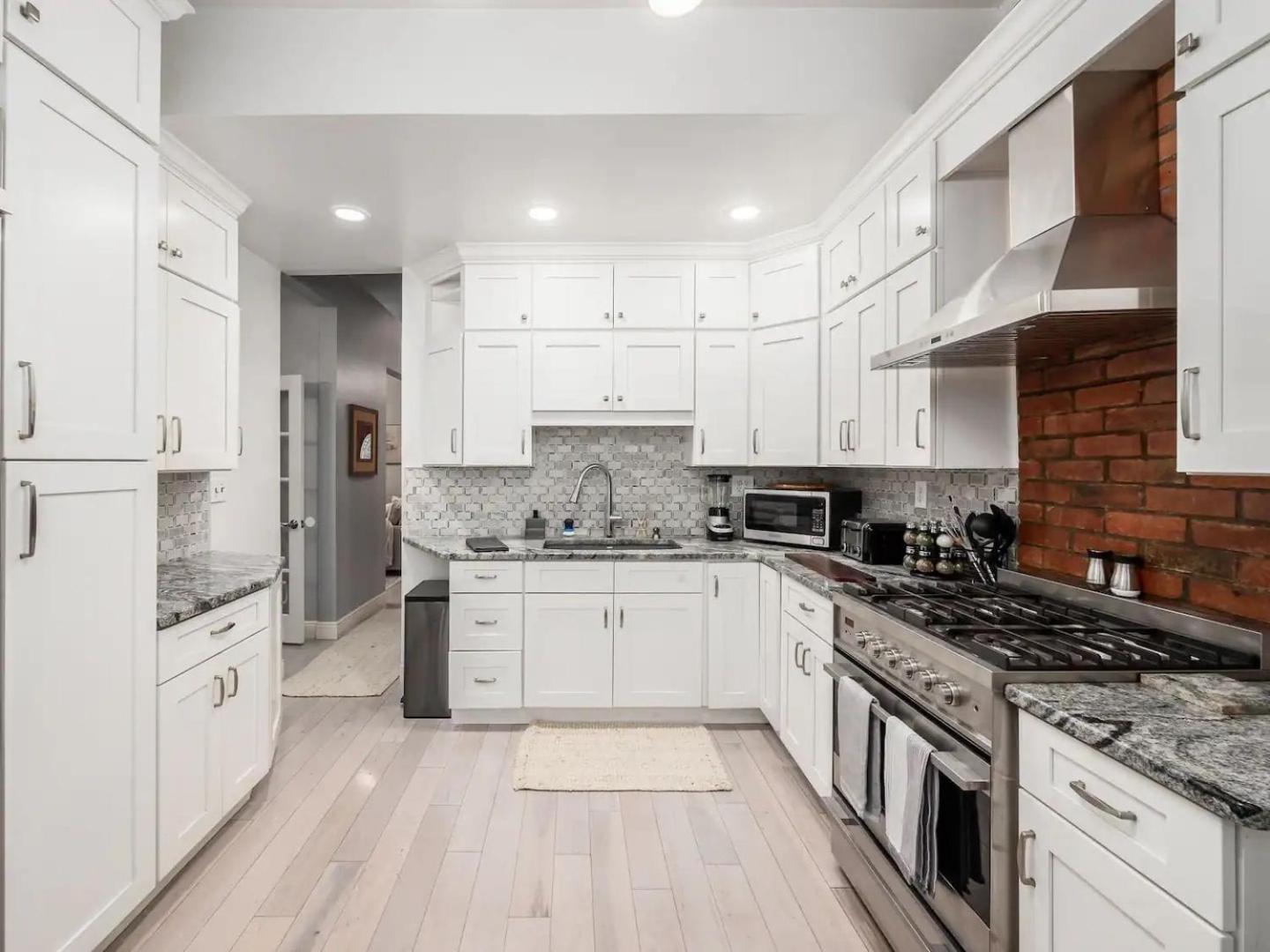 Fun Upscale Oasis W Hot Tub Near Osu & Short North Villa Columbus Eksteriør bilde